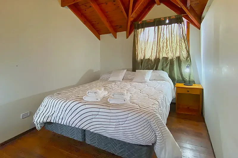 Dormitorio con cama matrimonial o dos dobles