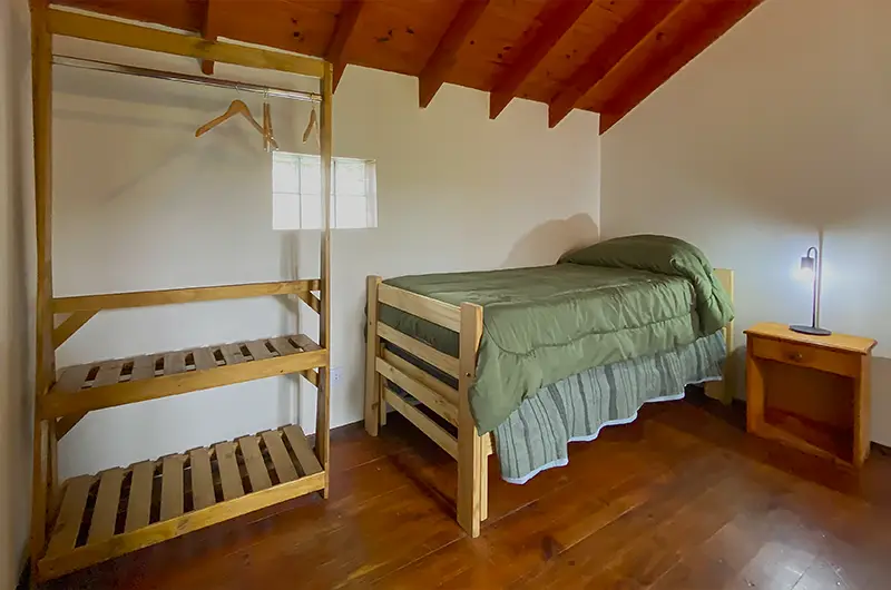 Camas nido, mesita de noche, guarda ropa con perchas